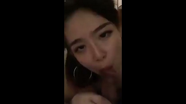 Nhìn cô học sinh mới lớn bú chim cực sướng JAV HD Xem Phim Sex JAV